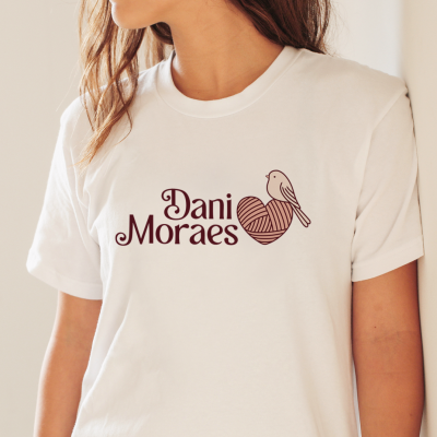 Exemplo da logo horizontal aplicada em camisa